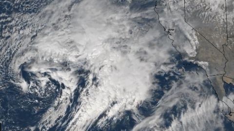 Imágenes satelitales muestran la tormenta que se acerca a California.