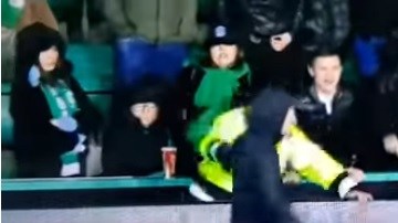 James Tavernier fue goleado por un aficionado que invadió el terreno de juego