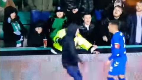 James Tavernier fue goleado por un aficionado que invadió el terreno de juego
