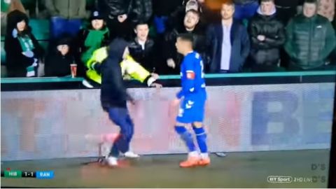 James Tavernier fue goleado por un aficionado que invadió el terreno de juego