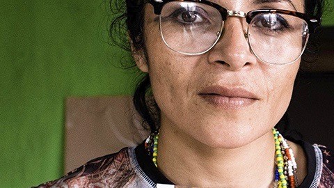 Nancy Arias, madre de Alondra, muestra la foto de su hija asesinada.