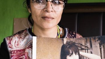 Nancy Arias, madre de Alondra, muestra la foto de su hija asesinada.