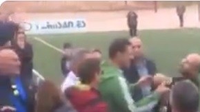 El árbitro perdió los estribos y encaró al padre de uno de los jugadores