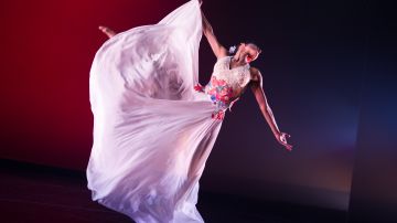 'Con los brazos abiertos', pieza de Michelle Manzanales, es parte del show que trae el Ballet Hispánico. Foto: Paula Lobo