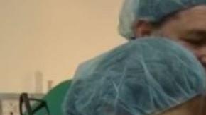 La bebé fue sometida a una especie de cesárea para extraer al pequeño feto.