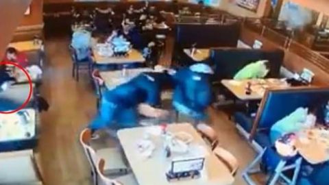 Dos supuestos pandilleros fueron baleados en el interior de un local IHOP en NY.