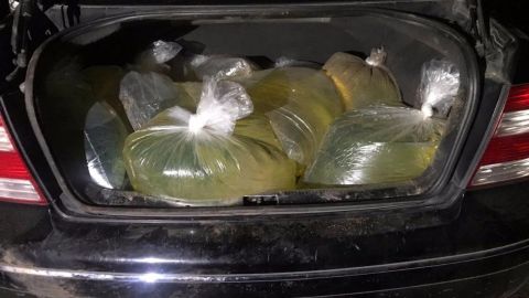 Las bolsas de plástico estaban en el interior de los autos,