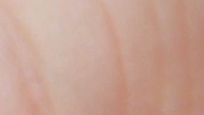 El bebé fue hallado desnudo y ensangrentado.