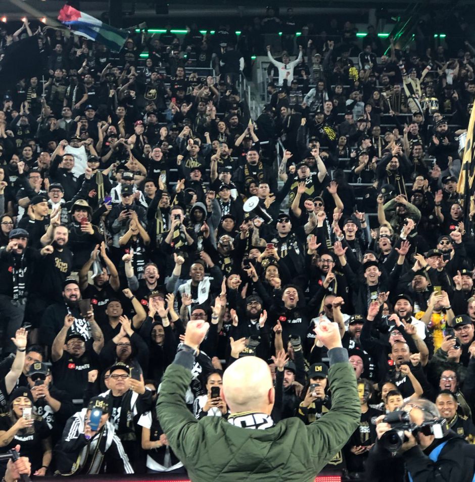 En su cumpleaños 61, el entrenador Bob Bradley obtuvo un triunfo que compartió con los fans.