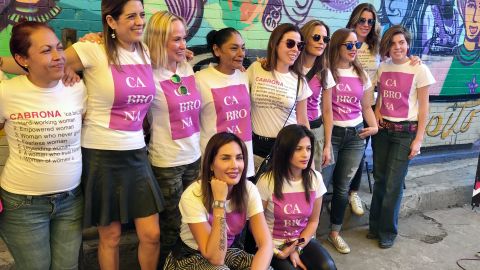 Funcionarias, artistas y activistas que promueven el papel de la mujer para prevención del delito. De chongo, al centro, Lourdes Ruíz, la "Reina del Albur".