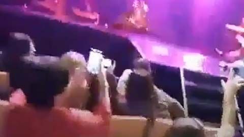 Sergio Denis cayó del escenario en el Teatro Mercedes Sosa.