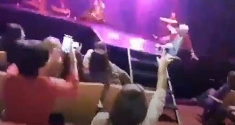 Sergio Denis cayó del escenario en el Teatro Mercedes Sosa.