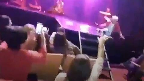 Sergio Denis cayó del escenario en el Teatro Mercedes Sosa.