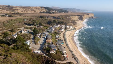 En esta toma por Half Moon Bay, un multimillonario compró el terreno y ha estado limitando el acceso.