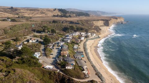 En esta toma por Half  Moon Bay, un multimillonario compró el terreno y ha estado limitando el acceso.