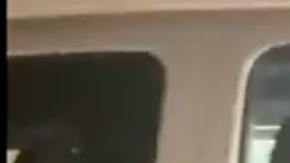 Algunos estudiantes siguieron a los agentes hasta el coche.