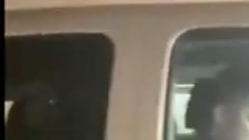 Algunos estudiantes siguieron a los agentes hasta el coche.