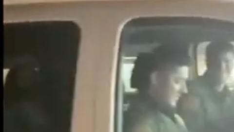Algunos estudiantes siguieron a los agentes hasta el coche.