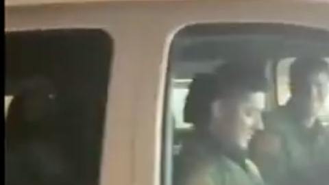 Algunos estudiantes siguieron a los agentes hasta el coche.