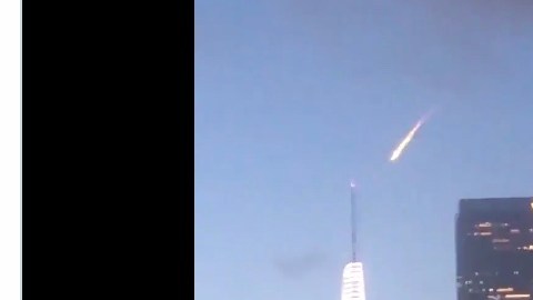 Parece como si un gran un asteroide cruzara sobre L.A.