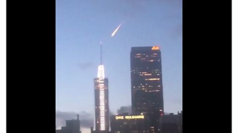 Parece como si un gran un asteroide cruzara sobre L.A.