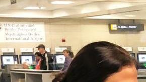 Los oficiales de CBP revisan a detalle a quienes ingresan a EEUU.