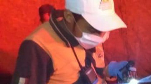 Un camión de carga sin matrícula transportaba al menos a 64 centroamericanos cuando se volcó la noche del jueves en Chiapas.