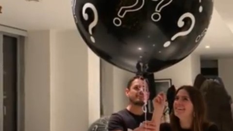 Sarah Kohan y Chicharito a punto de revelar el sexo de su bebé.