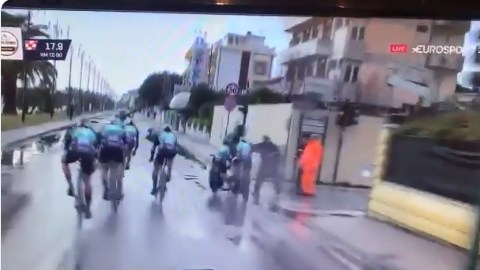 Dos ciclistas atropellaron a un peatón durante una competencia en Italia