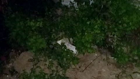 Un hombre vestido con ropa militar fue abatido en el exterior de la Funeraria Rodríguez, en el Centro de Miguel Alemán, Tamaulipas.