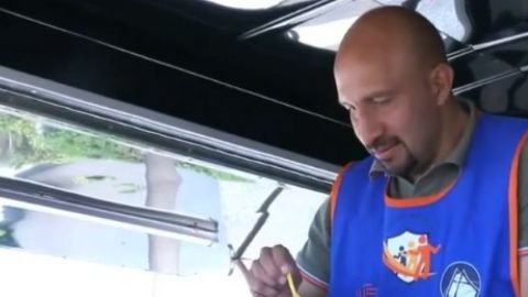 Óscar "Conejo" Pérez sorprendió a sus fans como despachador de helados