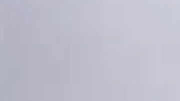 Un hombre mayor es rescatado en un helicóptero.