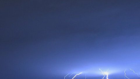 La gran foto de la tormenta eléctrica de Mike Eliason en Twitter.