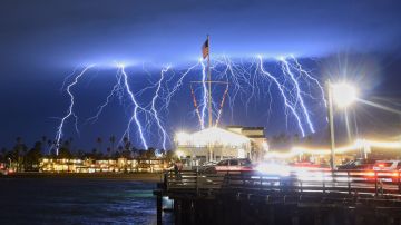 La gran foto de la tormenta eléctrica de Mike Eliason en Twitter.