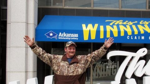 Travis Hancock en la foto publicada por la lotería de Arkansas.