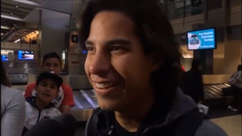 Diego Lainez ofrecía una entrevista, cuando fue interceptado por Andrés Guardado