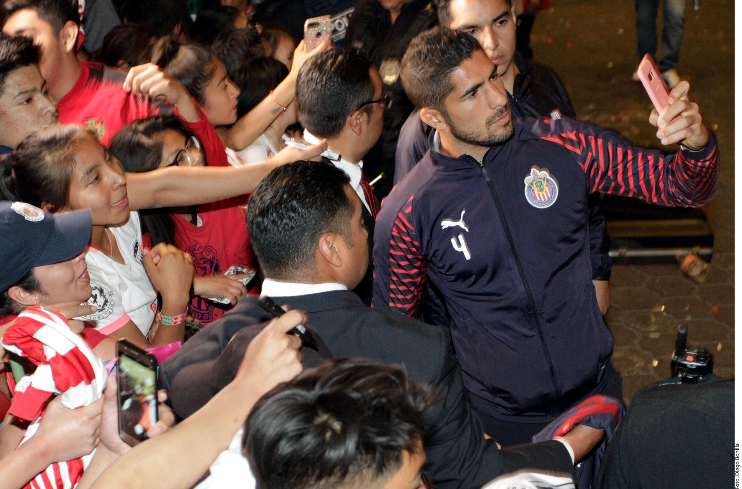 Cientos de aficionados de Chivas le llevaron una ruidosa serenara a los jugadores rojiblancos