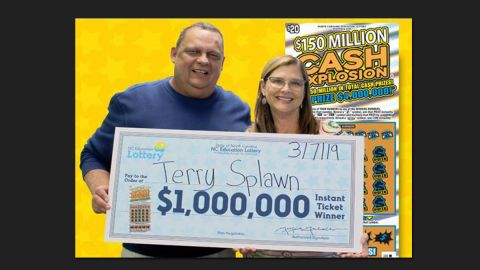 Terry Splawn con su segundo premio de la lotería.