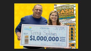 Terry Splawn con su segundo premio de la lotería.