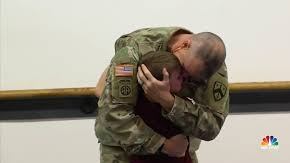 Padre soldado sorprende a su hijo.