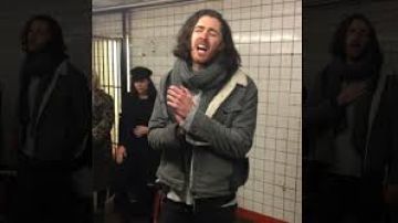 El irlandés Hozier canta en el metro de NYC.