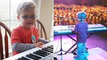Avett Ray, de 6 años, es ciego y es autodidacta de piano y guitarra.