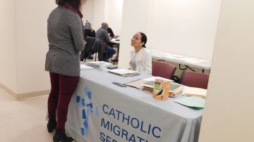 Los inmigrantes reciben asesoría personalizada en el taller.