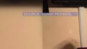 Maestra hace orinar a niño en bote en salón de clases