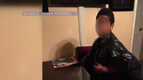Maestra hace orinar a niño en bote en salón de clases