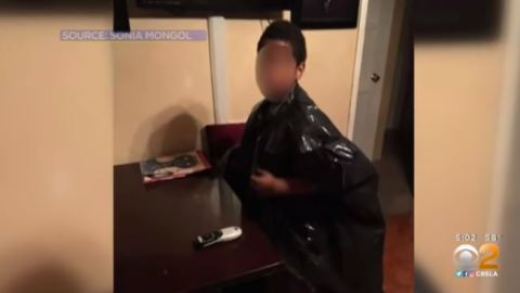 Maestra hace orinar a niño en bote en salón de clases