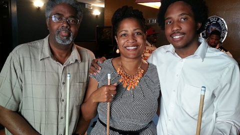Foto publicada por la concejal de Oakland, madre del estudiante asesinado, durante la celebración del último cumpleaños de Víctor McElhaney.