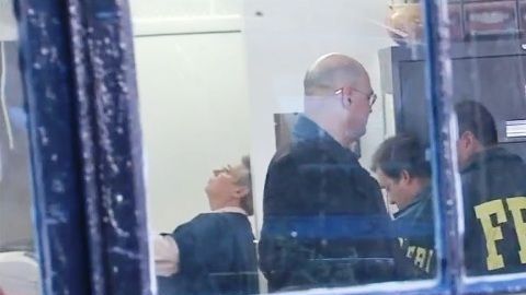 El FBI al allanar el consultorio médico en 2015