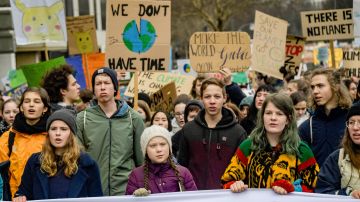 La activista climática sueca, Greta Thunberg, participa en una manifestación de estudiantes que piden protección climática el 1 de marzo de 2019 frente al ayuntamiento de Hambourg, Alemania.
