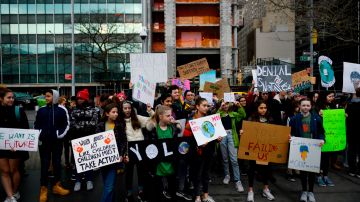 Estudiantes de primaria y secundaria sostienen carteles durante una huelga de clima juvenil frente a la sede de las Naciones Unidas en Nueva York el 15 de marzo de 2019.
